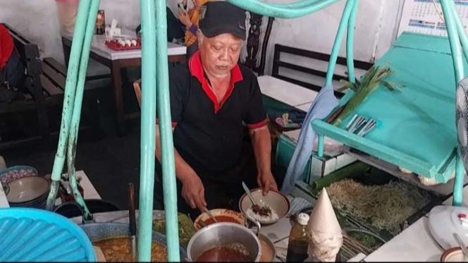 
					Nasi Becek Legendaris, Tetap Tenar di Era Makanan Modern