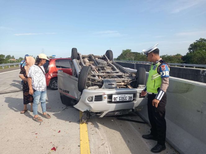 
					Karena Mengantuk, Dua Mobil Terlibat Kecelakaan di Jalan Tol Tanjunganom Nganjuk