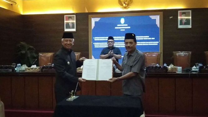 
					Pengesahan RPJPD Tahun 2025-2045 Oleh PJ Bupati Nganjuk Bersama Ketua DPRD Kabupaten Nganjuk