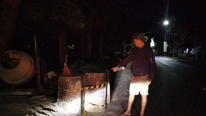 
					Warga Keluhkan Material Berserakan dari Proyek Pembangunan Tembok Jalan yang Membahayakan Pengguna Jalan