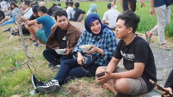 
					Bunda Ita Tak Segan Ajak Anak Muda Gen Z Ngopi Bareng di Pinggir Sawah