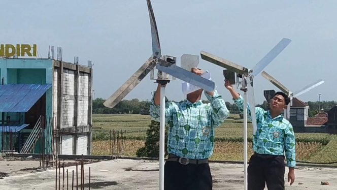 
					Siswa SMA Bina Insan Mandiri Baron Nganjuk Berhasil Ciptakan Energi Listrik dari Kincir Angin