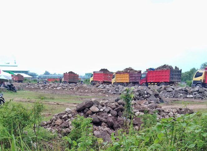 
					Diduga Tak Berizin, Proyek Pengurukan Lahan Pabrik di Baron Nganjuk Nekat Beroperasi