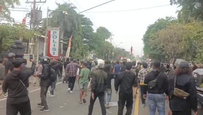 
					Flare dan Lemparan Batu Warnai Aksi Massa di Mapolres Nganjuk