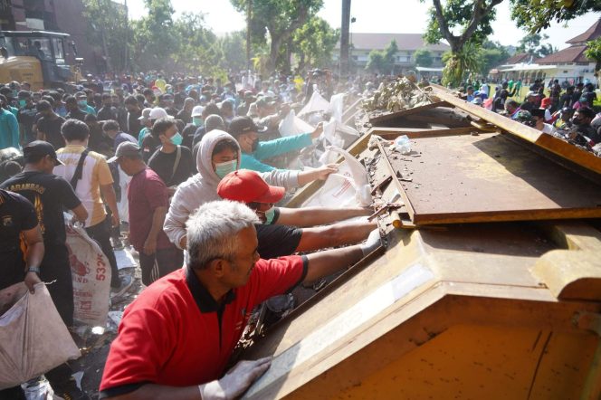 
					Ribuan Warga Gotong Royong Bersihkan Kantor Pemkab, Mas Dhito: Kita Bersama Jaga Rumah Rakyat