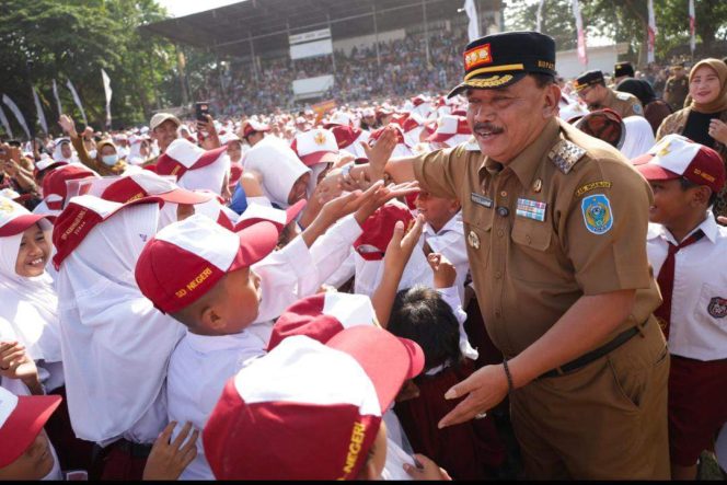 
					Apel Akbar Murid Berprestasi Warnai Stadion Anjuk Ladang, 10 Ribu Lebih Siswa Terima Beasiswa