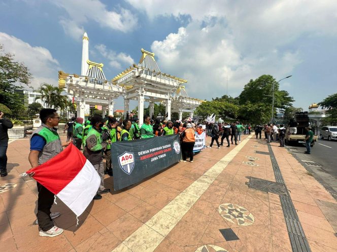 
					Dua Organisasi Besar Ojol Deklarasikan Jogo Jatim, Ratusan Driver Hadir dari Berbagai Daerah