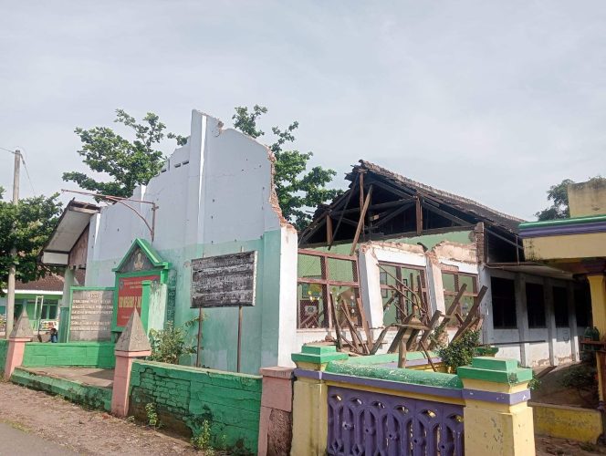 
					Atap Ruang Kelas SDN 2 Jatigreges Roboh, Disdik Nganjuk Bergerak Cepat Pastikan KBM Tetap Berjalan