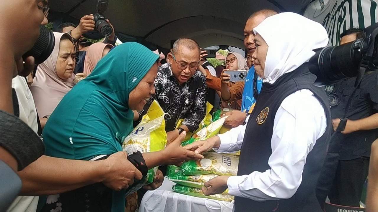 Gubernur Khofifah Tinjau Pasar Murah di Nganjuk, Warga Serbu Sembako Harga Miring