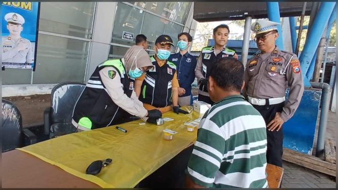 
					Jelang Nataru, Sopir dan Kru Bus di Terminal Anjuk Ladang Nganjuk Jalani Tes Urine dan Pemeriksaan K9