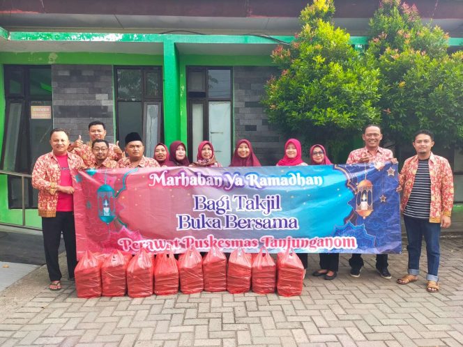 
					Perawat puskesmas Tanjunganom Nganjuk bagi takjil & buka bersama di Warujayeng