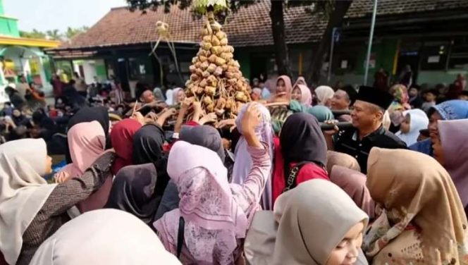 
					Kirab Gunungan Ketupat Kepuhbener, Tradisi Lebaran Ketupat yang Sarat Makna dan Kebersamaan