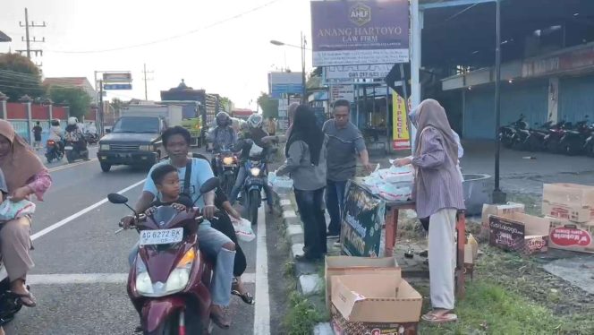 
					AHLF Anang Hartoyo Law Firm Bagikan Ratusan Takjil untuk Pengguna Jalan di Kertosono