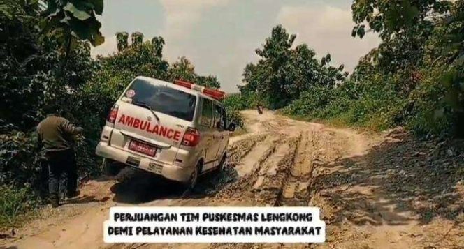 
					Perjuangan Mobil Ambulan di Nganjuk Melewati Jalan Rusak Belum Tersentuh Pembangunan