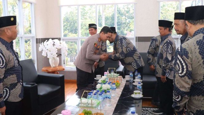 
					Silaturahmi LDII Nganjuk dengan Kapolres Nganjuk sebagai wujud Sinergitas Polri dan Pemerintah Desa untuk Kamtibmas Kondusif