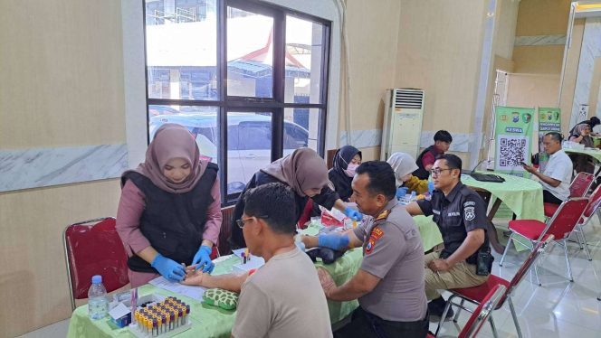 
					Guna Mencegah Penggunaan Narkoba Dan Menjaga Potensi Penyakit Menular ‘ 200 Personil Nganjuk Dicek Mental Dan Darah Serta Kesehatanya