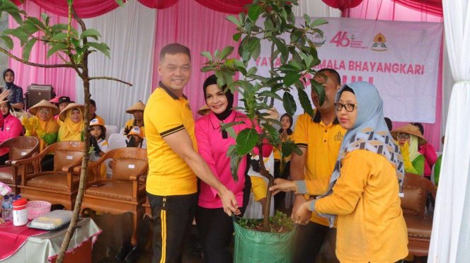 
					Dalam Rangka HUT Yayasan Kemala Bhayangkari ke -46 Tahun 2026, Tanam  Pohon Mangga dan Alpukat, YKB Nganjuk Libatkan Anak TK dalam Aksi Peduli Lingkungan