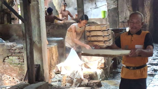
					Harga Kedelai Melonjak, Perajin Tahu di Nganjuk Bertahan di Tengah Tekanan Biaya