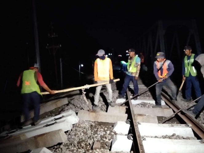 
					KAI Daop 7 Madiun Laksanakan Penggantian Bantalan Rel di Petak Geneng–Ngawi