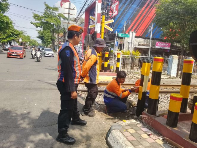 
					Tingkatkan Keselamatan Perjalanan KA, KAI Daop 7 Madiun Lakukan Sterilisasi Jalur di Emplasemen Stasiun Tulungagung