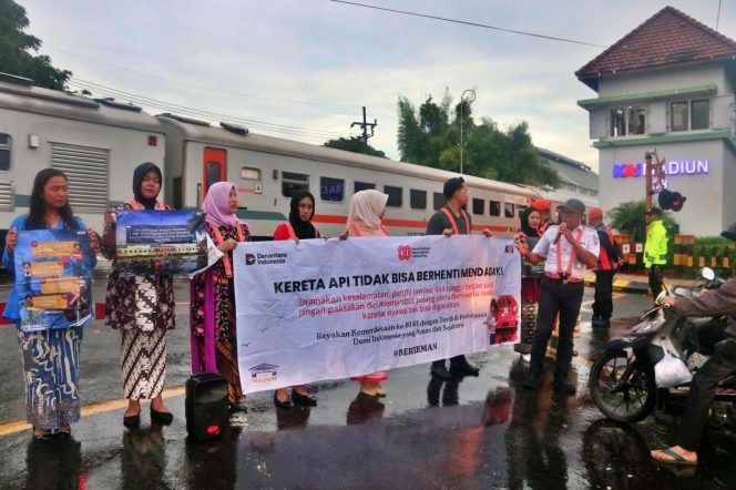 
					Peringati Hari Kartini, KAI Daop 7 Madiun Gelar Sosialisasi Keselamatan di Perlintasan Sebidang