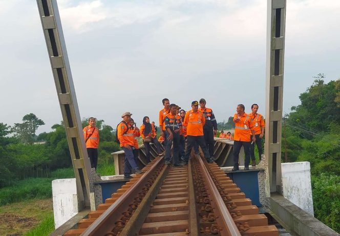 
					KAI Daop 7 Madiun Rutin Lakukan Pengecekan Sarana dan Prasarana melalui Lori Dresin untuk Jaga Keandalan Perjalanan KA