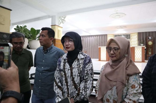 
					Mbak Wali Tindak Cepat Kasus Dugaan Keracunan MBG, 73 Siswa Terdampak Kini Membaik