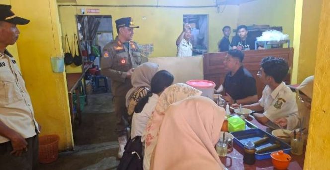 
					Cafe dan swalayan di razia satpol PP saat wfh