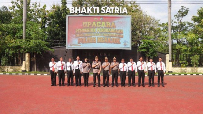 
					Telah Terungkap Cepat Kasus Pengeroyokan di Wilayah Ngronggot, Sembilan Personel Polres Nganjuk Diganjar Penghargaan Kapolres Nganjuk