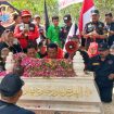 Peziarah pahlawan Marsinah gelar doa bersama dan tabur bunga