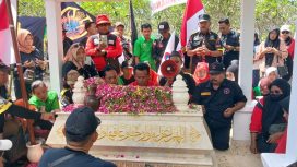 Peziarah pahlawan Marsinah gelar doa bersama dan tabur bunga