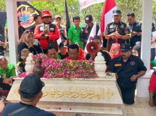 Peziarah pahlawan Marsinah gelar doa bersama dan tabur bunga