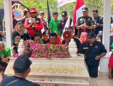 Peziarah pahlawan Marsinah gelar doa bersama dan tabur bunga
