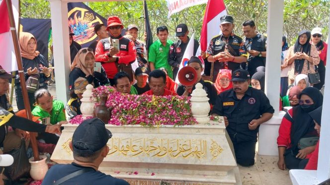 
					Peziarah pahlawan Marsinah gelar doa bersama dan tabur bunga